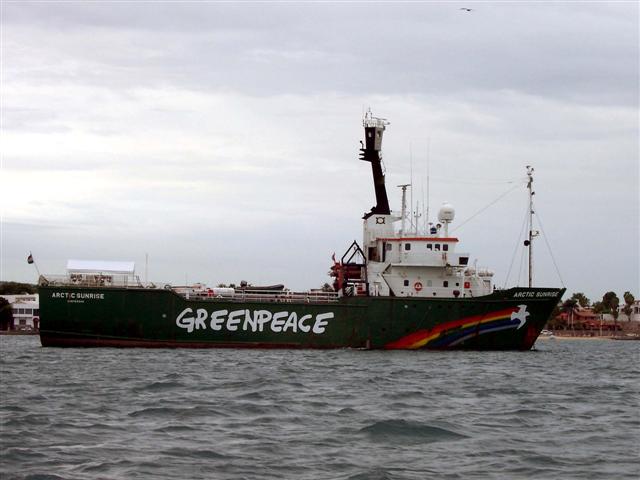 Greenpeace%20boat%20(Small).jpg